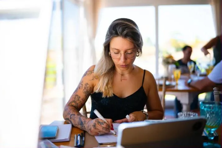 A Maria a desenhar com um marcador numa festa