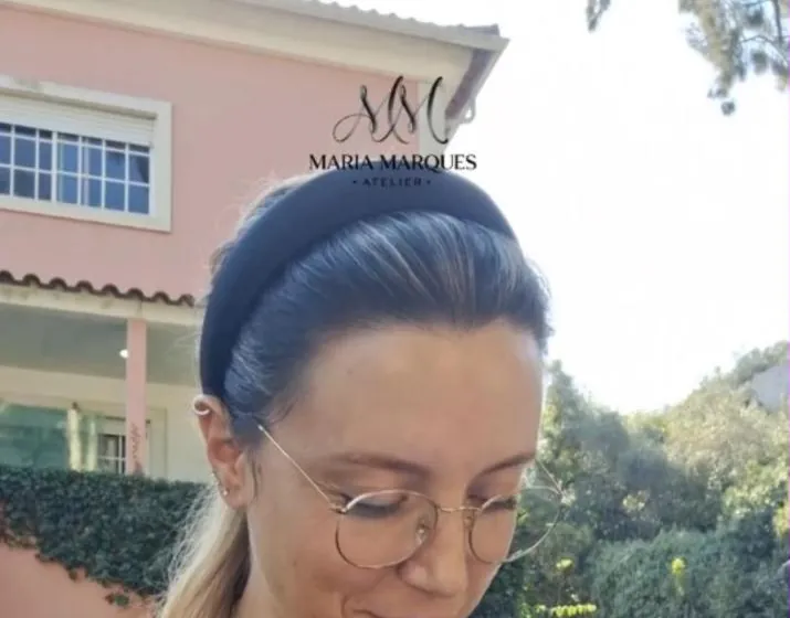 A Maria a sorrir enquanto desenha ao ar livre
