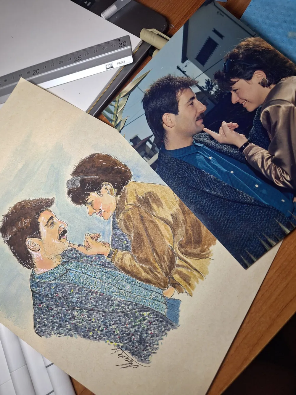 Retrato a marcador de um casal ao lado da fotografia que lhe deu origem
