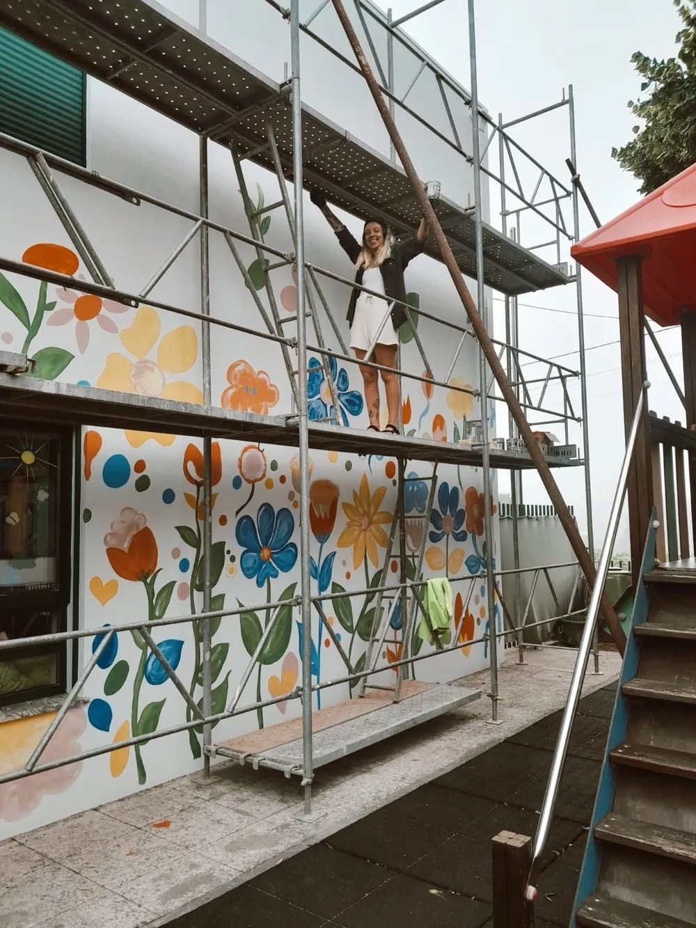O mural a meio, com o andaime montado