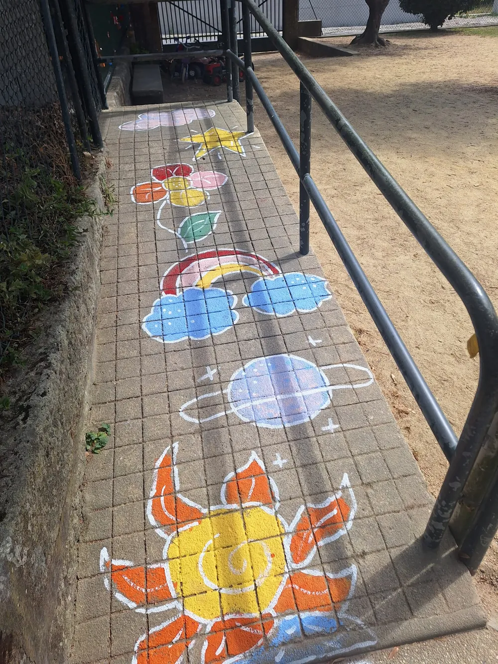Caminho do recreio pintado com flores e um sol