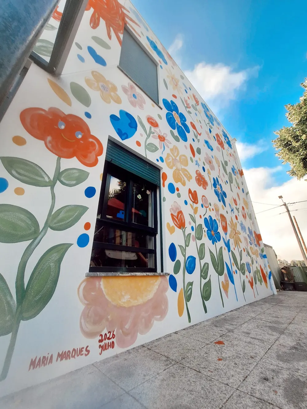 Flores pintadas à volta de uma janela