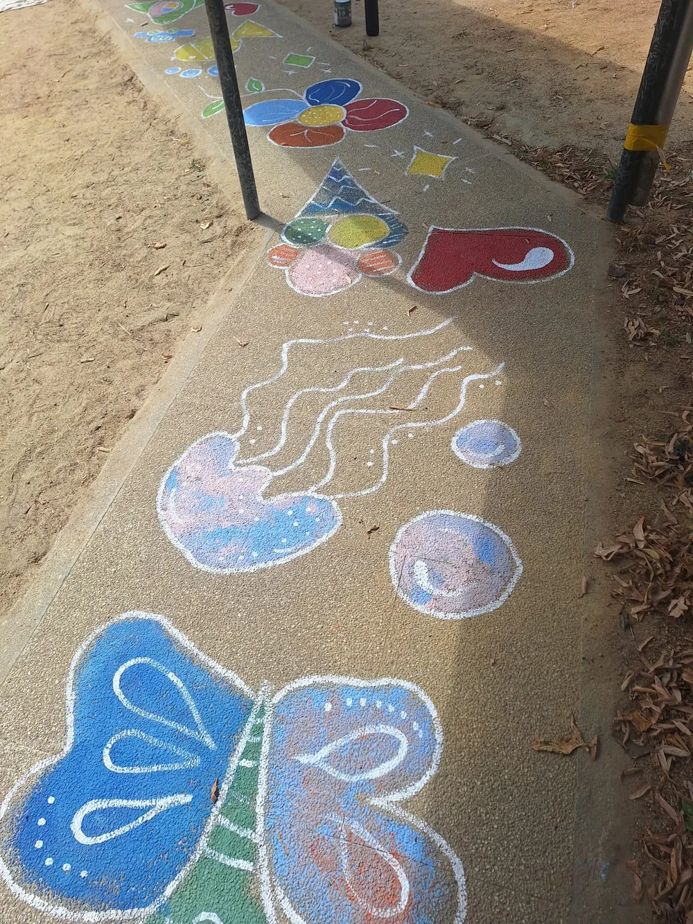 Coração e borboleta pintados no chão do recreio