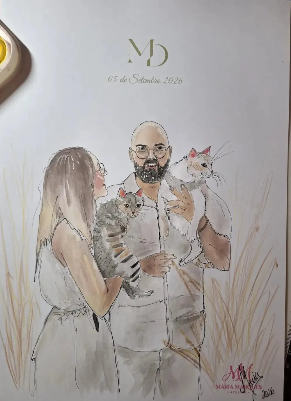 Ilustração de um casal com dois gatos ao colo, com monograma e data do casamento